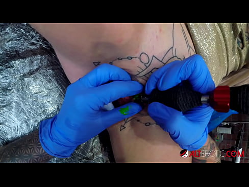 ❤️ Ekstreem tattooed hottie Sully Savage krige in tattoo op har klitoris Pornofideo by wy ﹏